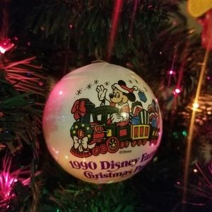 1990 DISNEY FAMILY CHRISTMAS PARTY ORNAMENT